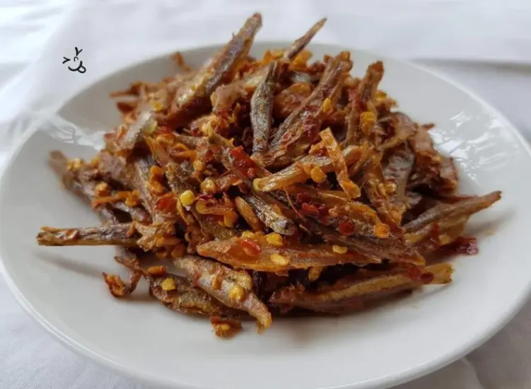 မေ့လက်ယာငါးနီတူ